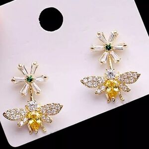 🐝10k Gold  Bumblebee Daisy  Cz Diamond Post back Stud Earrings